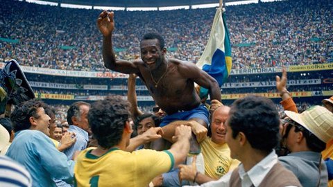 Pemain Brasil Pele diangkat rekan satu timnya setelah Brasil memenangkan final Piala Dunia melawan Italia di Estadio Azteca, Mexico City, 21 Juni 1970. Legenda sepak bola dunia itu mengembuskan nafas terakhir pada usia 82 tahun.