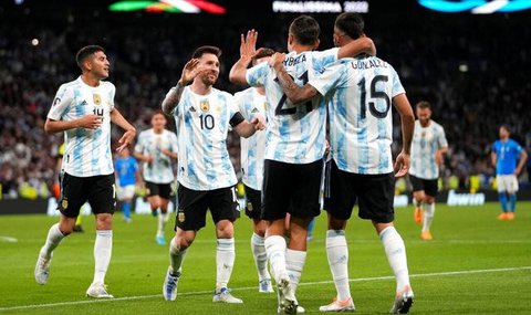 Timnas Argentina menang 3-0 atas Italia pada laga Finalissima 2022 di Stadion Wembley, Kamis (2/6/2022) dini hari WIB. Berkat hasil tersebut, Argentina berhak atas trofi juara.