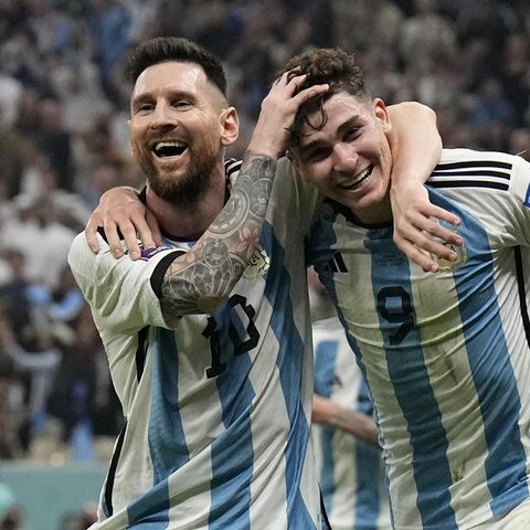 Pemain Argentina, Julian Alvarez (kanan) melakukan selebrasi bersama Lionel Messi setelah mencetak gol kedua timnya ke gawang Kroasia saat laga semifinal Piala Dunia 2022 yang berlangsung di Lusail Stadium, Qatar, Selasa (13/12/2022) waktu setempat.