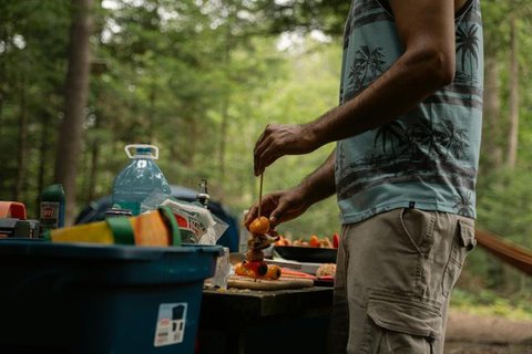Belajar dari Kasus Glamping di Posong, Temanggung: Panduan Food Safety dan Cara Aman Bawa & Olah Makanan di Alam Terbuka (Photo by Bulat Khamitov on Pexels)