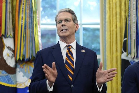 Menteri Keuangan AS Scott Bessent memperlihatkan rancangan uang kertas USD 250 yang menampilkan Presiden Donald Trump selama konferensi pers di Ruang Briefing Brady Gedung Putih di Washington