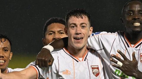 Selebrasi winger Borneo FC Samarinda, Mariano Peralta usai mencetak gol ke gawang Bali United dalam laga pekan ke-32 BRI Super League 2025/2026 di Stadion Kapten I Wayan Dipta, Gianyar pada S