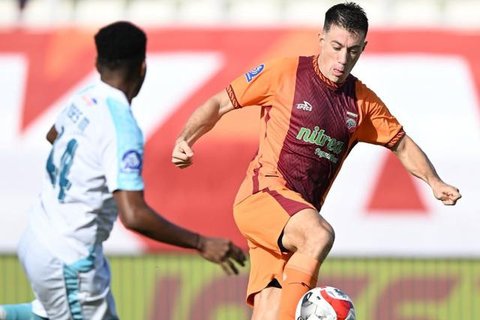 Selebrasi winger Borneo FC Samarinda, Mariano Peralta usai mencetak gol ke gawang Bali United dalam laga pekan ke-32 BRI Super League 2025/2026 di Stadion Kapten I Wayan Dipta, Gianyar pada S