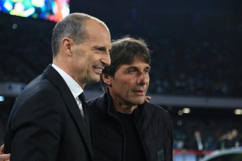 Pelatih AC Milan, Massimiliano Allegri, memberikan instruksi kepada para pemainnya selama pertandingan Serie A Italia antara AC Milan dan AS Roma di Stadion San Siro, Milan, pada 2 November 2