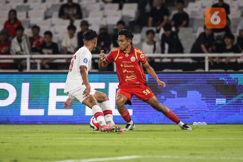 Aksi Rayhan Hannan pada laga Timnas Indonesia U-23 vs India di Stadion Madya, Senin (13/10) malam WIB (c) Bagaskara Lazuardi