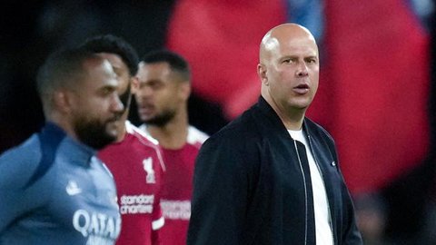 Arne Slot Slot diperkenalkan sebagai pelatih kepala, bukan manajer seperti Klopp. Peran Slot ini menandai era baru dalam struktur manajemen Liverpool. The Reds baru-baru ini diketahui tengah