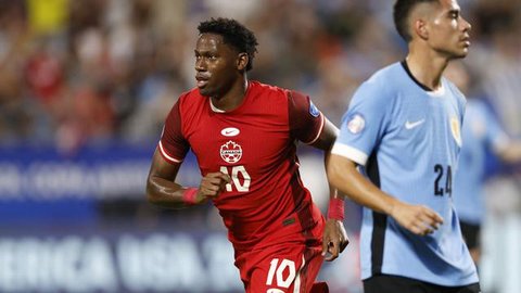 Alphonso Davies dari Kanada, kedua dari kiri, berebut bola dengan Erik Lira dari Meksiko, kiri, dan Israel Reyes dari Meksiko, kedua dari kanan, selama babak pertama pertandingan semifinal