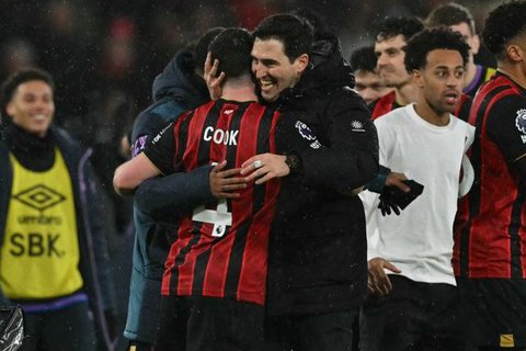 Pelatih kepala Bournemouth, Andoni Iraola memberi instruksi kepada pemainnya saat menghadapi Manchester United pada laga pekan ke-16 Liga Inggris 2023/2024 di Old Trafford Stadium, Sabtu (9/1
