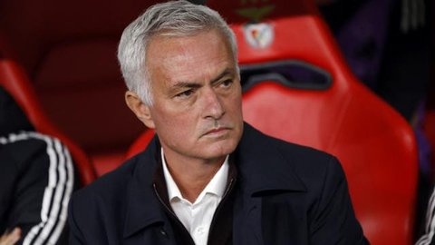 Pelatih Manchester United, Jose Mourinho, tersenyum usai tim nya menang atas Benfica pada laga Liga Champions di Stadion Luz, Kamis (19/10/2017). Manchester United menang 1-0 atas Benfica. (A