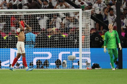 Bek Arsenal, Gabriel Magalhaes, gagal melakukan tugasnya sebagai eksekutor kelima dalam drama adu penalti melawan Paris Saint-Germain (PSG) di final Liga Champions 2025/2026, Sabtu (30/5/2026). Kegagalan itu memastikan PSG back to back juara Liga Champions.