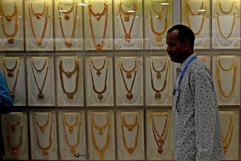 Petugas memperihatkan emas batangan yang dijual di Galeri 24 Pegadaian, Jakarta, Jumat (25/3/2022). Harga emas Antam di Pegadaian kembali naik. Hari ini harga emas Antam naik Rp 6.000 menjadi