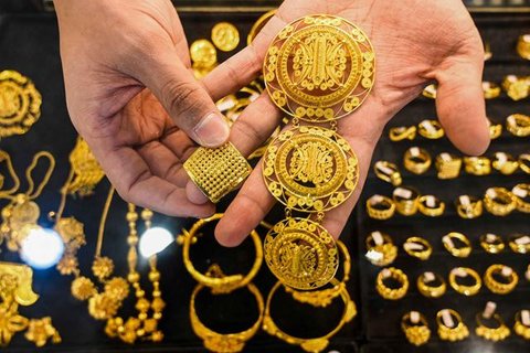 Petugas memperihatkan emas batangan yang dijual di Galeri 24 Pegadaian, Jakarta, Jumat (25/3/2022). Harga emas Antam di Pegadaian kembali naik. Hari ini harga emas Antam naik Rp 6.000 menjadi