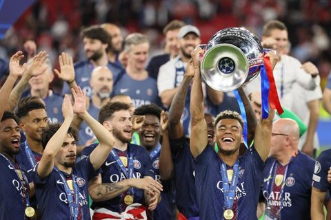 Pemain PSG, Desire Doue angkat trofi juara Liga Champions.
