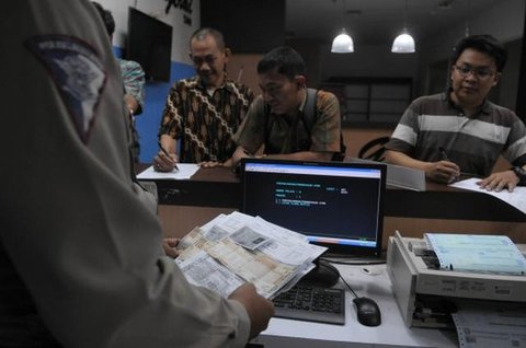 Petugas saat melayani perpanjangan pajak kendaraan bermotor di Pelayanan Gerai Samsat, Thamrin City, Jakarta Pusat, Sabtu (27/6).  2015 merdeka.com/imam buhori