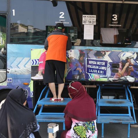 Petugas saat melayani perpanjangan pajak kendaraan bermotor di Pelayanan Gerai Samsat, Thamrin City, Jakarta Pusat, Sabtu (27/6).  2015 merdeka.com/imam buhori