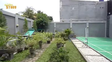Ayu Ting Ting terjun langsung melihat prosesi pemotongan hewan kurbannya. Ia punya tim sendiri yang tiap tahun mengurus keperluan kurban di rumahnya.