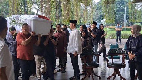 Presiden Prabowo Subianto disambut Menteri Pertahanan Sjafrie Sjamsoeddin saat mendatangi tempat persemayaman jenazah Jenderal TNI (Purn) Ryamizard Ryacudu di Kantor Kementerian Pertahanan, J
