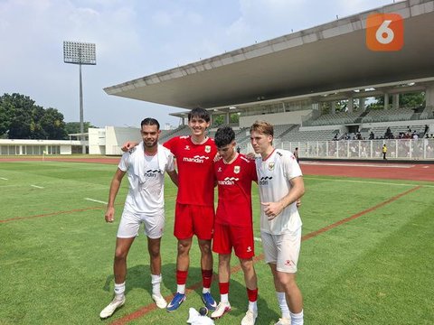 Timothy Baker dan Mathew Baker berpose setelah mengikuti sesi latihan Timnas Indonesia U-20 di Stadion Madya, Jakarta, Rabu (15/1/2025). (Bola.com/M Iqbal Ichsan)
