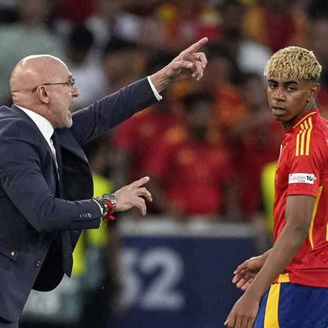 Pelatih Spanyol Luis de la Fuente memberi instruksi kepada Lamine Yamal di laga semifinal UEFA Nations League kontra Prancis di MHPArena, Stuttgart, Jerman, Kamis, 5 Juni 2025.