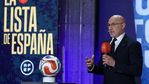 Pelatih Timnas Spanyol, Luis de la Fuente, bersenda gurau dengan Lamine Yamal (kiri). (Dok. FIFA)