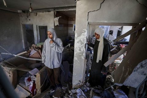 Seorang anak laki-laki Palestina yang mengungsi melihat bangunan yang rusak akibat serangan Israel di kamp pengungsi Maghazi, Jalur Gaza Tengah pada Kamis 21 Mei 2026. (Eyad Baba/AFP)
