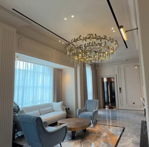 Model Chandelier di Rumah Baru Tasya Farasya/ Youtube Tasya Farasya