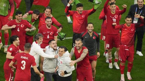 Gelandang Turki #10, Hakan Calhanoglu, merayakan gol pertama timnya dari titik penalti bersama rekan-rekannya selama pertandingan leg kedua play-off UEFA Nations League A/B antara Hungaria