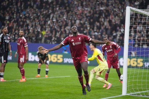 Ibrahima Konate melindungi bola dari Eberechi Eze di laga Liverpool vs Crystal Palace di Anfield, Minggu (25/05/2025) malam WIB. (AP/Jon Super)