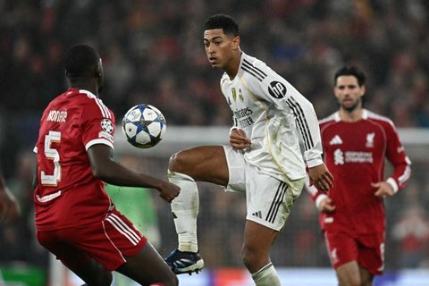 Ibrahima Konate melindungi bola dari Eberechi Eze di laga Liverpool vs Crystal Palace di Anfield, Minggu (25/05/2025) malam WIB. (AP/Jon Super)