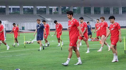 Bek Timnas Indonesia U-17, Mathew Baker, saat laga melawan Korea Selatan pada laga perdana Grup C Piala Asia U-17 2025 di Prince Abdullah Al-Faisal Stadium, Jumat (4/4/2025) malam WIB