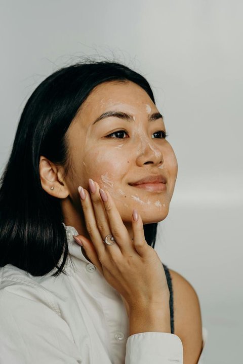 Moisturizer menjadi langkah akhir penting untuk menjaga kelembapan kulit. (Sumber: Pexels).