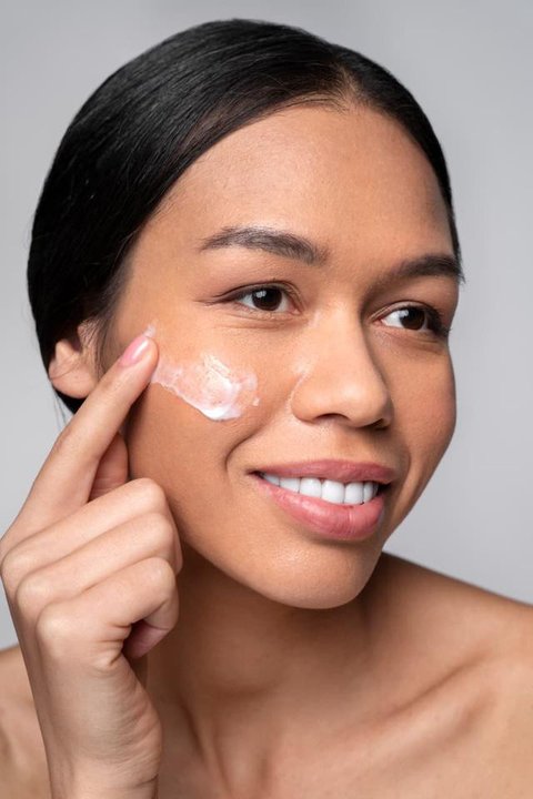 Moisturizer menjadi langkah akhir penting untuk menjaga kelembapan kulit. (Sumber: Pexels).
