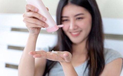 Moisturizer menjadi langkah akhir penting untuk menjaga kelembapan kulit. (Sumber: Pexels).