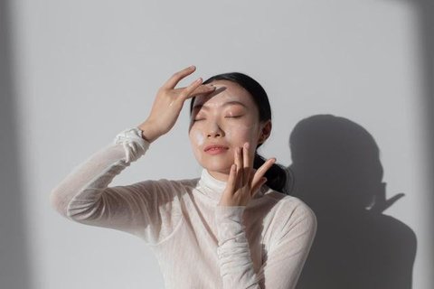 Moisturizer menjadi langkah akhir penting untuk menjaga kelembapan kulit. (Sumber: Pexels).