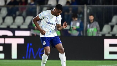 Denzel Dumfries merayakan golnya ke gawang Slavia Praha di ajang Liga Champions, Rabu (1/10/2025) (AP Photo/Luca Bruno)