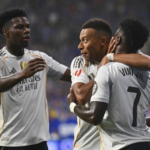Pelatih kepala SL Benfica asal Portugal #00, Jose Mourinho, terlihat sebelum pertandingan liga Portugal antara SL Benfica dan Casa Pia AC di Estadio da Luz di Lisbon pada 9 November 2025. (FI