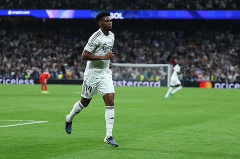Pelatih kepala SL Benfica asal Portugal #00, Jose Mourinho, terlihat sebelum pertandingan liga Portugal antara SL Benfica dan Casa Pia AC di Estadio da Luz di Lisbon pada 9 November 2025. (FI