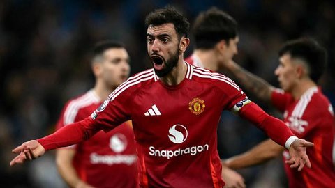 Ekspresi Bruno Fernandes di laga Manchester United vs Nottingham Forest, Minggu (17/5/2026) (AP Photo/Dave Thompson)