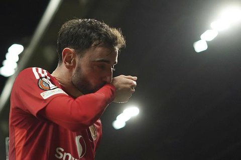 Ekspresi Bruno Fernandes di laga Manchester United vs Nottingham Forest, Minggu (17/5/2026) (AP Photo/Dave Thompson)