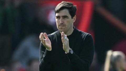 Manajer Bournemouth asal Spanyol, Andoni Iraola, memberikan tepuk tangan kepada para penggemar setelah pertandingan Liga Inggris antara Bournemouth dan Sunderland di Stadion Vitality di Bourn