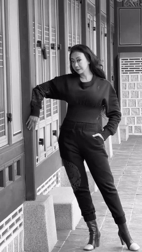 Bagi Asri Welas dan Dewi Gita, membintangi drama musikal Sangkala Nyimas Gandasari karya Denny Malik seperti kembali ke sekolah untuk belajar seni lagi.