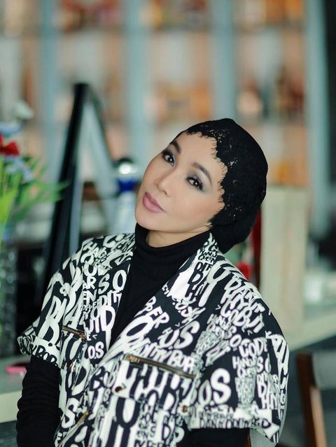 Bagi Asri Welas dan Dewi Gita, membintangi drama musikal Sangkala Nyimas Gandasari karya Denny Malik seperti kembali ke sekolah untuk belajar seni lagi.