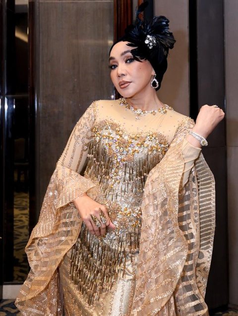 Bagi Asri Welas dan Dewi Gita, membintangi drama musikal Sangkala Nyimas Gandasari karya Denny Malik seperti kembali ke sekolah untuk belajar seni lagi.