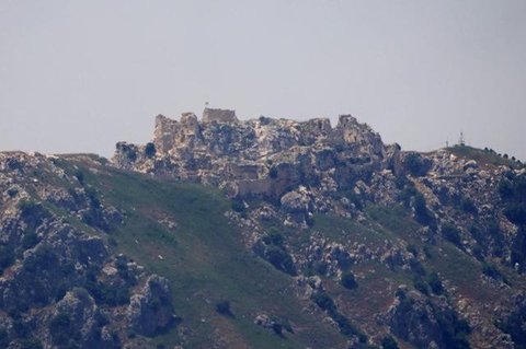 Asap mengepul setelah ledakan di Lebanon selatan dekat perbatasan seperti terlihat dari Upper Galilee, Israel Utara pada Senin 27 April 2026. (Jalaa MAREY/AFP)