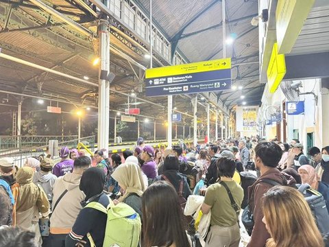 Stasiun Pasar Senen, Jakarta. Sebanyak 717.203 tiket kereta api jarak jauh periode libur Natal 2025 dan Tahun Baru 2026 (Nataru) sudah ludes terjual. (Dok PT KAI)