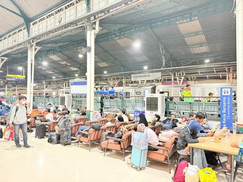 Stasiun Pasar Senen, Jakarta. Sebanyak 717.203 tiket kereta api jarak jauh periode libur Natal 2025 dan Tahun Baru 2026 (Nataru) sudah ludes terjual. (Dok PT KAI)
