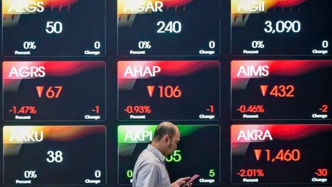 Layar indeks harga saham gabungan menunjukkan data di Bursa Efek Indonesia, Jakarta, Selasa (2/1). Angka tersebut naik signifikan dibandingkan tahun 2016 yang hanya mencatat penutupan perdaga