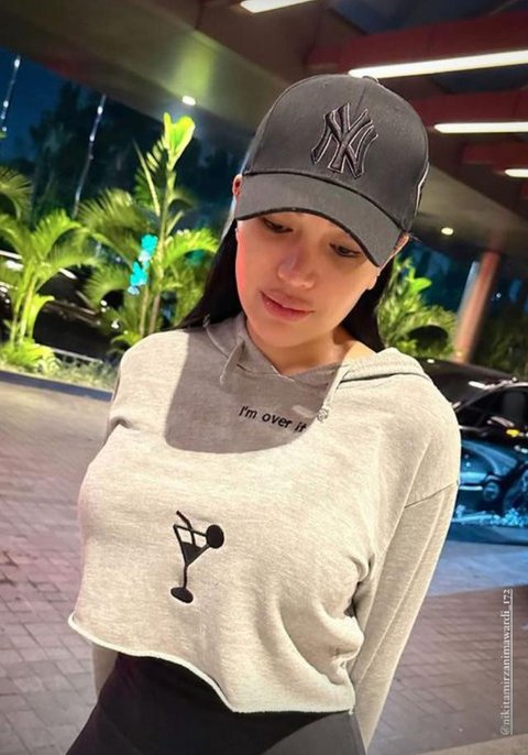 Sebelumnya, Nikita Mirzani dan asistennya, Ismail Marzuki, didakwa atas dugaan pemerasan terhadap dr. Reza Gladys, pemilik produk Glafidsya. (Kapanlagi.com/Budy Santoso)
