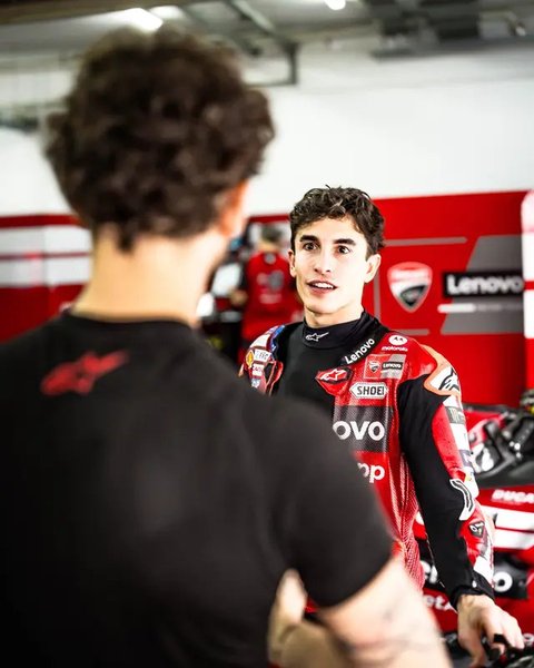 Pembalap MotoGP Spanyol dari Tim Ducati Lenovo, Marc Marquez, memperhatikan monitor saat duduk di pit-nya selama sesi latihan Grand Prix Moto GP Italia di sirkuit Mugello, di Mugello, dekat F