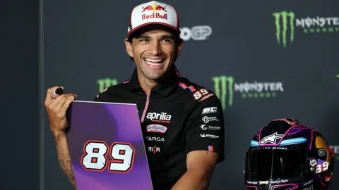 Pembalap MotoGP Spanyol dari Tim Ducati Lenovo, Marc Marquez, memperhatikan monitor saat duduk di pit-nya selama sesi latihan Grand Prix Moto GP Italia di sirkuit Mugello, di Mugello, dekat F